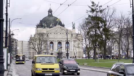 Lwiw-Ukraine-Opernhaus-Verkehr