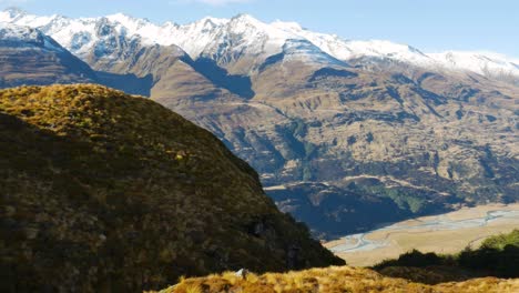 Atemberaubender-Panoramablick-Auf-Massive-Berge-Mit-Schneebedeckten-Gipfeln-Und-Gelben-Pflanzen-An-Sonnigen-Tagen-Im-Herbst---Fiordland-nationalpark,-Neuseeland