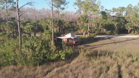 Volkswagen-Vanagon-Westfalia-Autocaravana-Cámping-Terreno-De-Acampada-Marismas-Bosques-Hierba-Vanlife-Aéreo-Zumbido