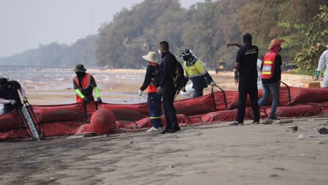 ölpest-In-Rayong,-Thailand-–-Marine--Und-Sprc-arbeiter-In-Schutzanzügen-Setzten-Bei-Aufräumarbeiten-Am-Strand-Von-Mae-Ram-Phueng-Eine-Aufblasbare-ölsperre-Ein