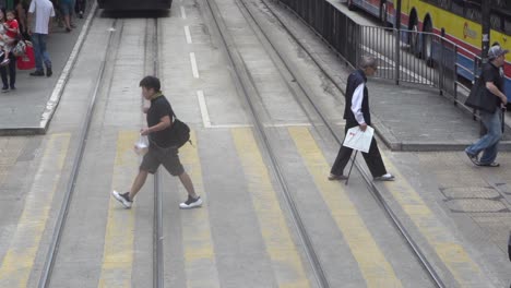 Zeitlupe-Der-Fußgängerüberwegstraße-In-Der-Zugbushaltestelle-In-Der-Innenstadt