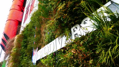 University-Industrial-Red-Pie-Biodiversität-Ummauerter-Garten-Ökosystem-Installation-Niedriger-Winkel