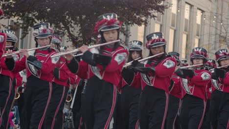 Blaskapelle-Spielt-Instrumente-Bei-Der-Weihnachtsparade-In-Niagara-Falls,-Ontario