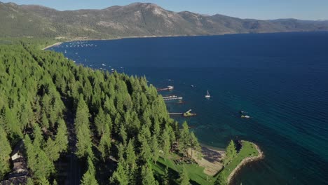 Evergreen-Forest-With-Jetty-On-The-Edge-Of-Lake-Tahoe-In-Sierra-Nevada-Mountains,-USA