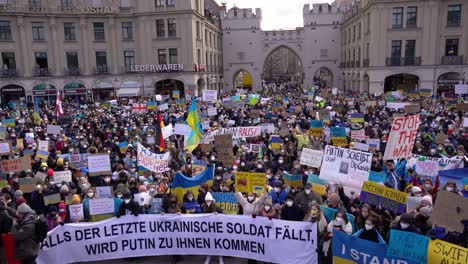 Miles-De-Personas-Protestan-En-Munich-Por-La-Paz-En-Ucrania-Después-De-Que-Rusia-Invadiera-Ucrania