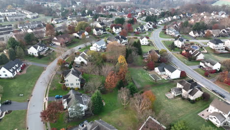 Aerial-Truck-Shot-Von-Gehobenen-Amerikanischen-Häusern-In-Den-USA