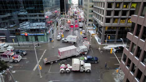 Drohnenaufnahme-Der-Trucker-Rallye-Der-Freiheit-Auf-Der-Slater-Street-In-Ottawa,-Kanada,-Am-30.-Januar-2022-Während-Der-Covid-19-Pandemie