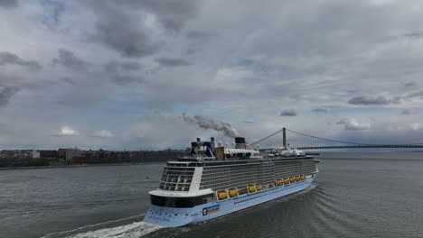 Eine-Luftaufnahme-Des-Königlichen-Karibischen-Kreuzfahrtschiffes,-Hymne-Des-Meeres,-Das-An-Einem-Bewölkten-Tag-Die-Obere-Bucht-In-Richtung-Der-Verrazano-brücke-Verlässt