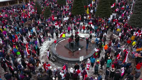 Menge-Mit-Lautsprecher-Zieht-Sich-Von-Oben-Breitem-Calgary-protest-Am-12.-Feb-2022-Zurück