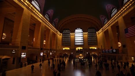 Vista-Panorámica-De-La-Gran-Terminal-Central-De-La-Sala-Principal,-La-Estación-De-Tren-De-La-Ciudad-De-Nueva-York-Llena-De-Gente