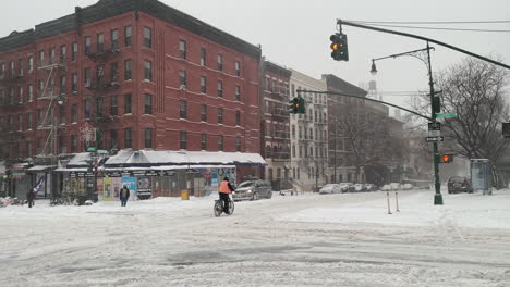 Paseos-En-Bicicleta-En-La-Resbaladiza-Calle-De-La-Ciudad-De-Nueva-York-En-Fuertes-Nevadas