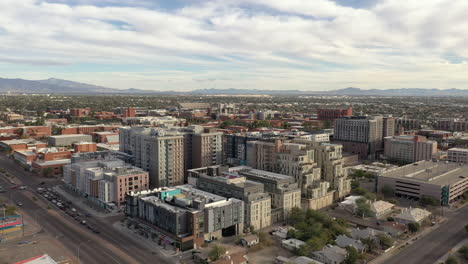 Alojamiento-Para-Estudiantes-Dormitorios-El-Edificio-Parker,-Universidad-De-Arizona-En-Tucson,-Drone-Adelante