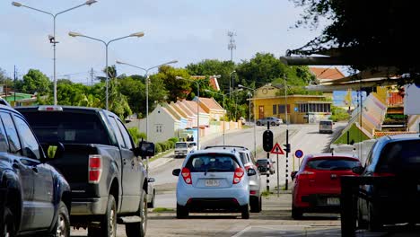 Coches-Circulando-Por-Una-Carretera-Principal-En-El-Colorido-Y-Vibrante-Barrio-De-Berg-Altena-En-La-Isla-Caribeña-De-Curacao