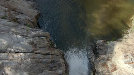 Der-Yelapa-Wasserfall-Fließt-In-Ein-Enges-Flusstal-In-Jalisco,-Mexiko