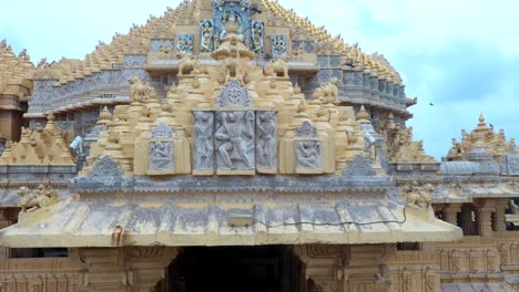 Toma-Aérea-De-Drones-De-La-Arquitectura-Somnath-Mandir-De-Una-Manera-Hermosa