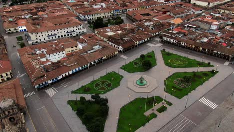 Leerer-Plaza-De-Armas-In-Der-Nähe-Der-Kathedrale-Von-Cusco-Während-Der-Covid-19-sperrung-In-Peru