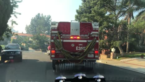 Camión-De-Bomberos-Llegando-A-La-Escena