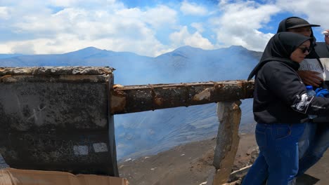 El-Viaje-Desde-Las-Escaleras-Hasta-La-Cima-Del-Cráter-Del-Monte-Bromo-Y-Muestra-La-Belleza-Del-Pico