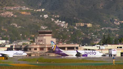 Tráfico-De-Aviones-En-El-Aeropuerto-Bob-Hope,-En-Un-Día-Tranquilo-Y-Soleado-En-Los-Ángeles,-EE.UU.