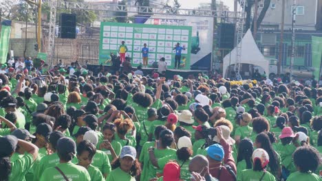 Las-Mujeres-Participantes-En-El-Primer-Maratón-2022-Están-Disfrutando-Del-Programa-Y-El-Presentador-En-El-Escenario