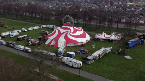 Planet-Zirkus-Draufgänger-Unterhaltung-Buntes-Wirbelzelt-Und-Wohnwagenanhänger-Ring-Luftaufnahme-Wegziehen-Herauszoomen