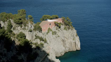 Vista-De-Villa-Malaparte,-Uno-De-Los-Edificios-Históricos-De-La-Isla-De-Capri,-En-Italia---01