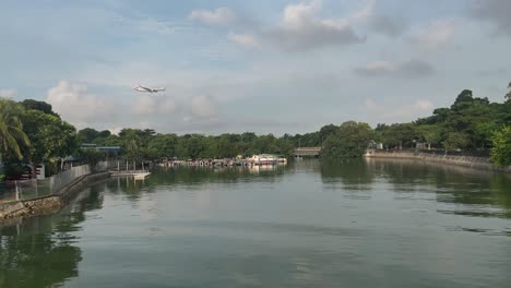 Avión-Volando-Bajo-Acercándose-Al-Aeropuerto-De-Changi-Sobre-El-Parque-De-La-Playa-De-Changi