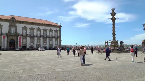 Menschen,-Die-Einen-Sonnigen-Tag-Am-Pranger-Des-Porto-platzes-Genießen