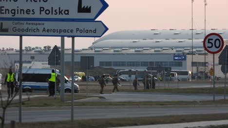 Muchos-Guardias-De-Seguridad-En-Espera-En-Las-Entradas-Al-Aeropuerto-Internacional-De-Rzeszow-jasionka-En-Polonia