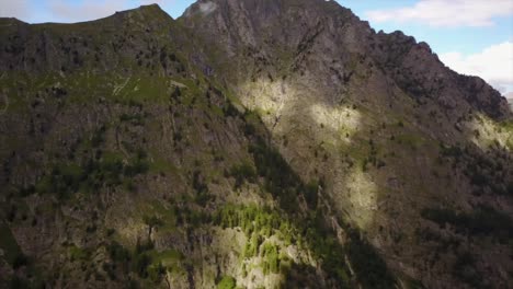 Fachada-De-Una-Montaña-En-Los-Alpes-Suizos,-Toma-Aérea-De-Drones