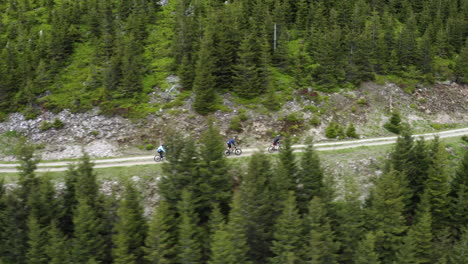 Grupo-De-Ciclistas-En-Viaje-En-Bicicleta-En-Las-Montañas-Checas-En-Moravia,-Drone