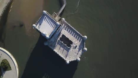 Vista-Aérea-De-La-Torre-De-Belem-Construida-En-Una-Pequeña-Isla-En-El-Río-Tajo-Con-Lisboa-Al-Fondo