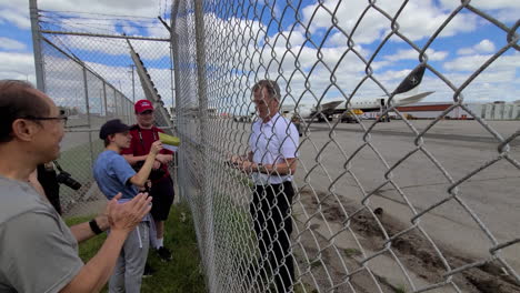 A-Samaritan-Purse-plane's-flight-attendant-gave-out-souvenirs-and-talked-to-plane-enthusiasts