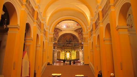 Nave-Central-De-La-Abadía-De-Santa-Maria-Del-Monte-En-Cesena,-Norte-De-Italia