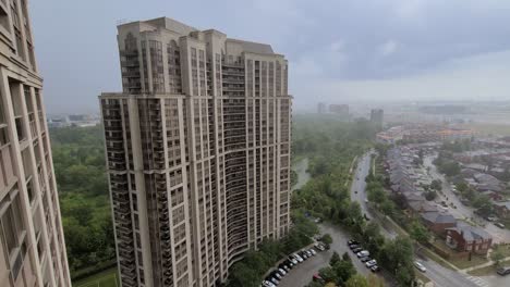 Blick-Vom-Wohnhochhaus-In-Toronto-Während-Des-Bewölkten-Regentages-Am-8.-August-2021