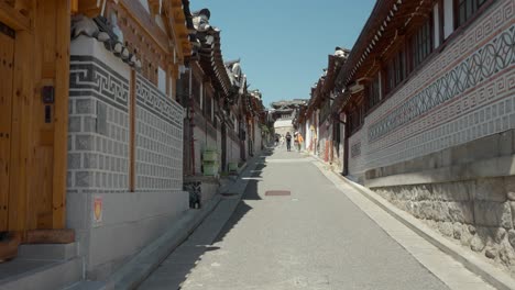 Group-of-tourists-walking-down-the-street-in-Bukchon-Hanok-Village-in-Seoul,-South-Korea