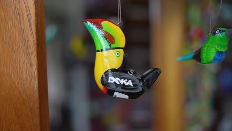 gift-store-for-tourists,-souvenir-store-typical-of-costa-rica,-toucan