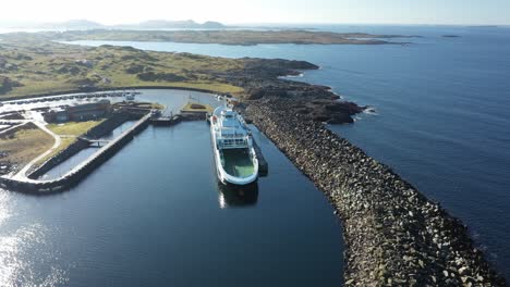 Lng-betriebene-Fähre-Raunefjord-Daneben-Bei-Mortavika-Norwegen---Schöne-Sonnige-Tagesantenne-Mit-Reflexionen-In-Der-Meeresoberfläche