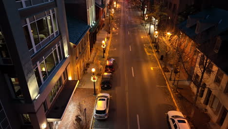 El-Hombre-Corre-En-La-Acera-De-La-Calle-De-La-Ciudad-Por-La-Noche