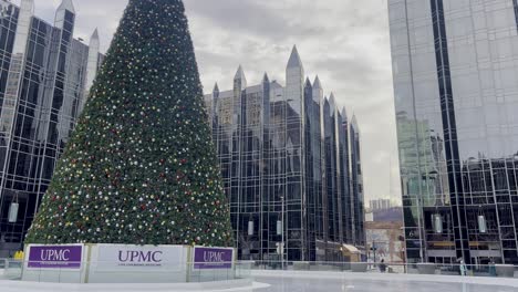 Pista-De-Patinaje-Sobre-Hielo-Al-Aire-Libre-En-El-Centro-De-Pittsburgh-En-La-Víspera-De-Navidad