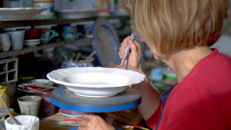 Mujer-Pintando-A-Mano-Un-Plato-En-Su-Laboratorio