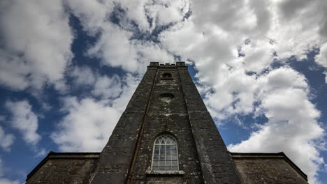 Zeitraffer-Der-Mittelalterlichen-Kirche-Im-Ländlichen-Irland-Mit-Vorbeiziehenden-Wolken-Und-Sonnenschein