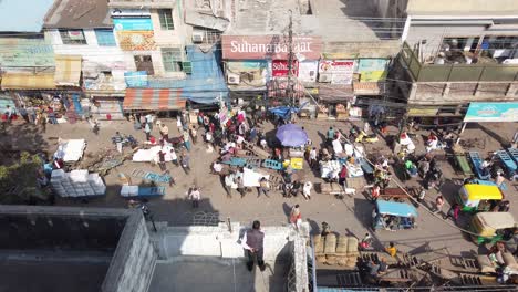 Toma-Del-Mercado-De-Especias-De-Nueva-Delhi-Durante-El-Día,-Vista-General-Desde-Lo-Alto-De-Un-Edificio,-Antigua-Delhi-India