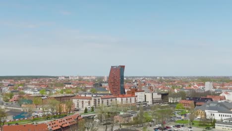 Vista-Aérea,-El-Panorama-De-La-Ciudad-De-Klaipeda-Se-Centra-En-Los-Rascacielos-De-La-Ciudad