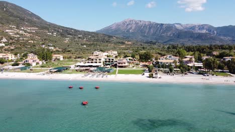 Windsurfer-Am-Strand-Von-Vasiliki,-Lefkada,-Griechenland---Malerische-Antenne-Nach-Vorne