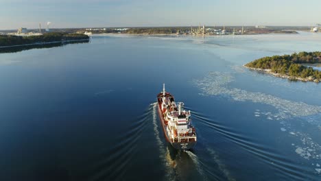 Oil-and-Chemical-tanker-MAINLAND-9HSF9-approaching-Naantali-oil-terminal