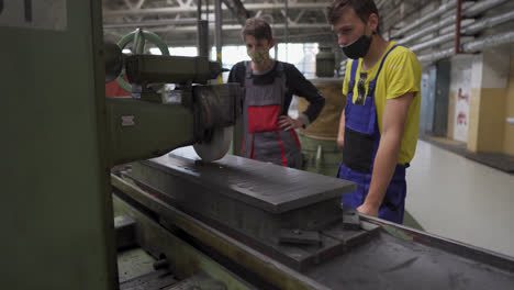 Los-Aprendices-Observan-Una-Máquina-Industrial-De-Conformado-De-Metales-En-Una-Escuela-Vocacional-En-Kysucké-Nové-Mesto,-Eslovaquia