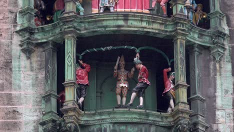 El-Mundialmente-Famoso-Glockenspiel-En-La-Nueva-Torre-Del-Ayuntamiento-En-Marienplatz,-Munich,-Baviera,-Alemania