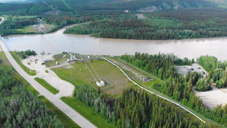 4K-Drohnenvideo-Der-Trans-Alaska-Ölpipelinebrücke-über-Den-Tanana-Fluss-In-Der-Nähe-Des-Großen-Deltas,-Ak-Im-Sommer