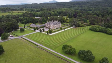 Muckross-Casa-Y-Jardines-Ring-Of-Kerry-Irlanda-Panning-Drone-Vista-Aérea